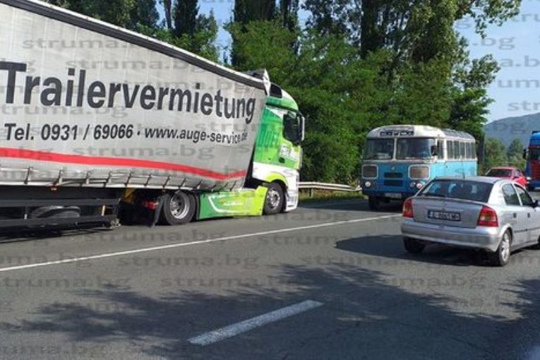 Аварирал камион затруднява движението по пътя Благоевград – Сандански
