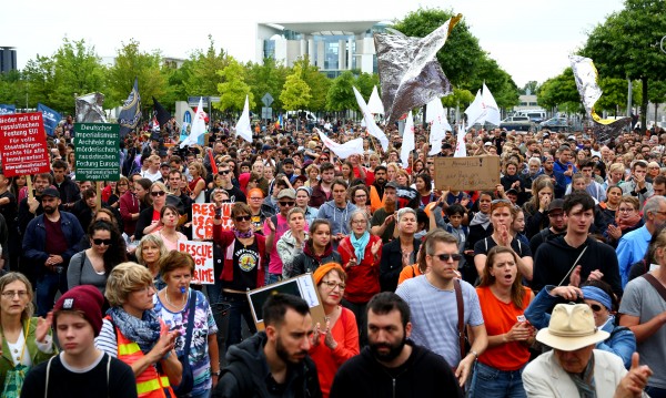 Хиляди на протест в Германия заради мигрантите в Италия