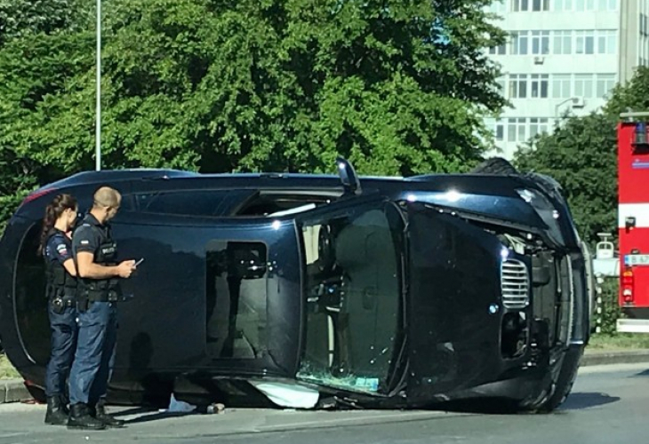 Мощен джип е преобърнат, шофьорът избягал, полицията го издирва!