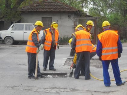 Запълват дупки в