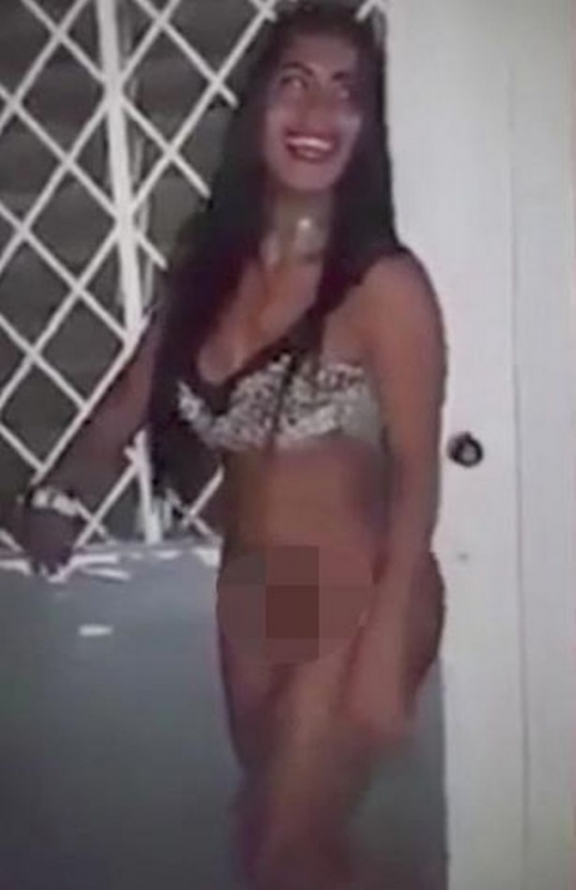 Полицаи накараха моделка да се съблече гола и да танцува еротично (СНИМКИ 18+)