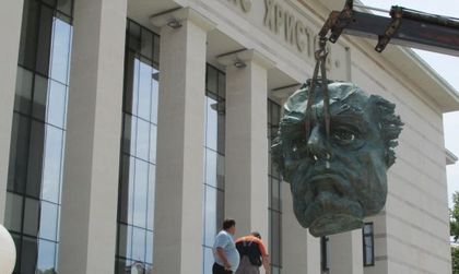 Узаконяват маската на Борис Христов