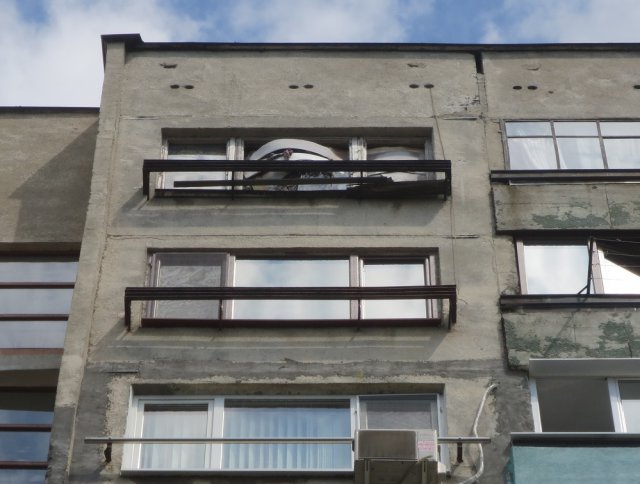 Жена побърка цял квартал в Бургас! Чупи прозорци и беснее, а съседите ѝ са безсилни!