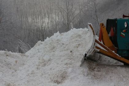 Близо половин метър сняг на Шипка (СНИМКИ)