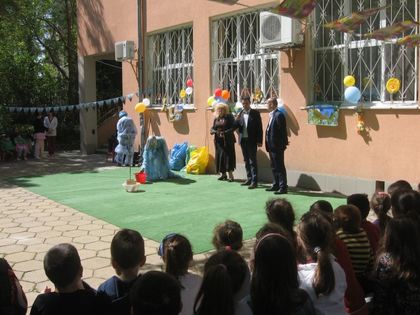 Малчугани пеят на Стаменов, той им сади дръвчета