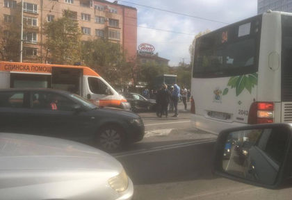 Голяма катастрофа в София! Хвърчат линейки и режат ламарини, за да вадят ранените (СНИМКИ)