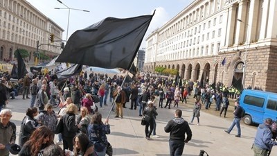 Майки на деца с увреждания на протест пред Министерския съвет