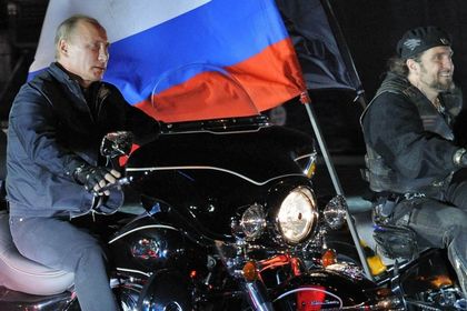 Руски цирк с мечка на мотор на кремълски синджир
