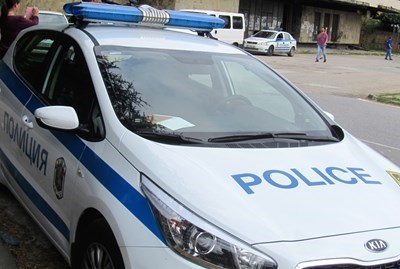 Полицай издъхна зад волана, колата му се заби в паркирани коли в Смолян