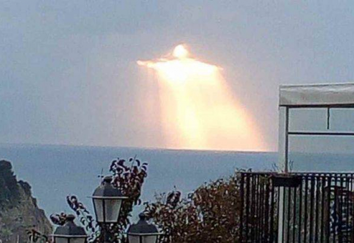 Готвач направи няколко СНИМКИ на залеза над морето, но небето му показа нещо, което шокира цялата мрежа