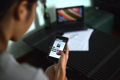 Жените по-често ровят в телефоните на половинките си