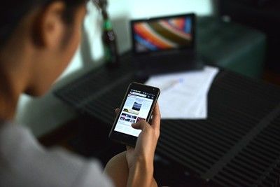 Жените по-често ровят в телефоните на половинките си