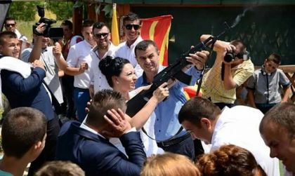Секретарка в МВР на Македония с пушка на сватбата си