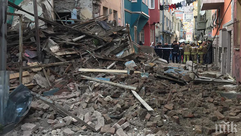 Още една сграда рухна в Истанбул (СНИМКИ)