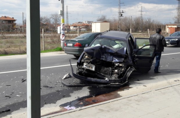 Очевидци: Тежка катастрофа на пътя Пловдив-Карлово, има пострадал!