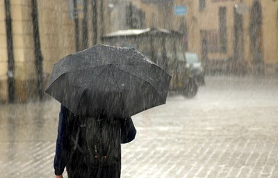 За по-малко от час се изсипаха 57 л дъжд на квадрат в Севлиево