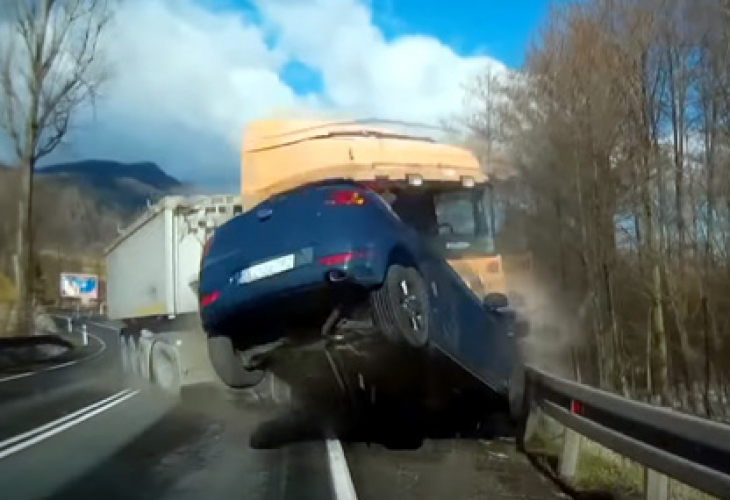 Какво се случва когато камион в насрещното спука гума (Снимки/Видео)