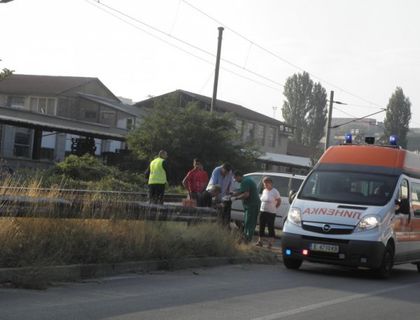 Влак блъсна човек при Благоевград, мъжът е жив