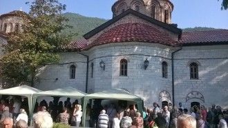 Стотици миряни се стичат към Бачковския манастир