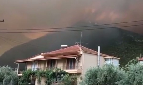 Остров Тасос още е в плен на пожара