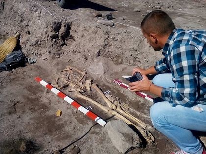 Детско погребение и два бронзови кръста - реликварии откриха на Голямата базилика (СНИМКИ)
