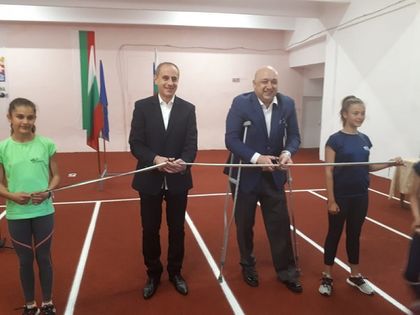 Кюстендил: Кметът Петър Паунов откри реновираната закрита лекоатлетическа писта спортен комплекс „Осогово”