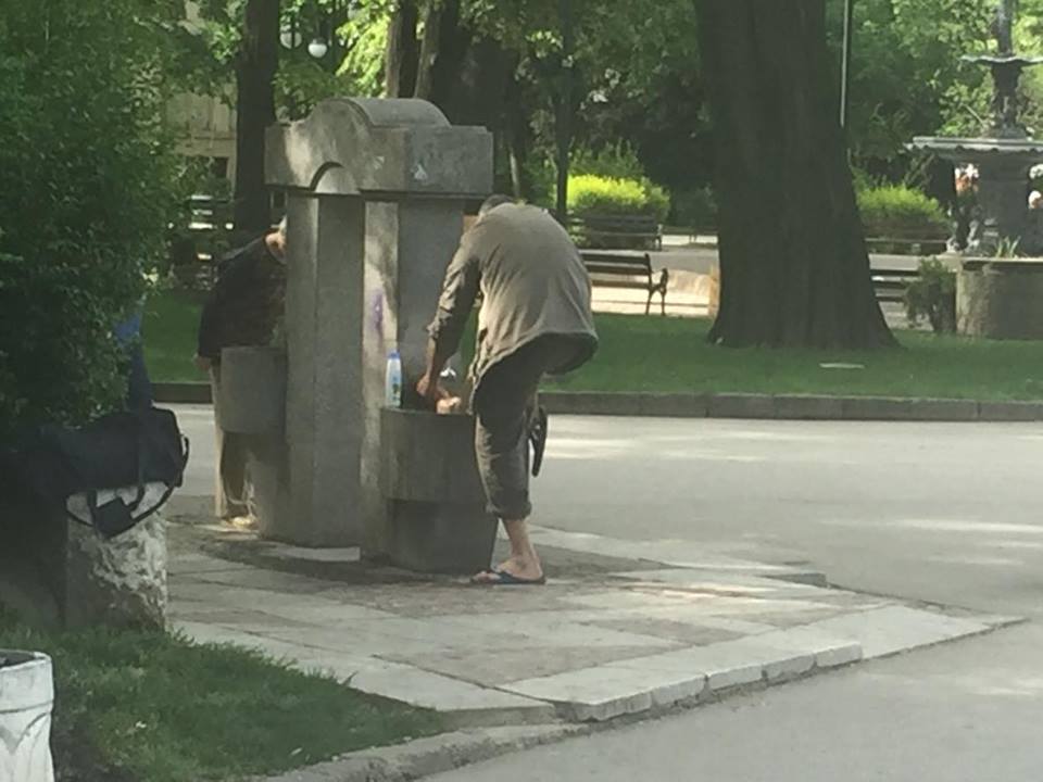 СНИМКИ: Да си измиеш краката там, където другите пият вода