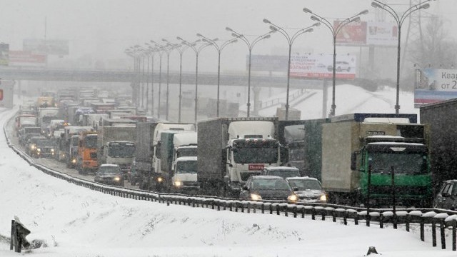 Основните пътни артерии в страната блокирани заради снега!