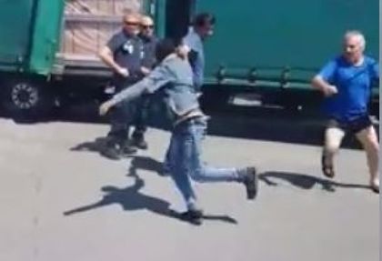 Нагъл мигрант се промъкна в камиона на лют български тираджия и направи най-голямата грешка в живота си (УНИКАЛНО ВИДЕО)