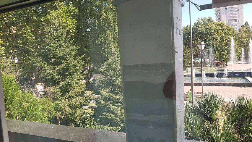 ГНУСНО! Нает от Община Пазарджик да чисти фонтаните, ходи по-голяма нужда в градинката срещу театъра! СНИМКИ 18+
