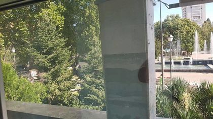 ГНУСНО! Нает от Община Пазарджик да чисти фонтаните, ходи по-голяма нужда в градинката срещу театъра! СНИМКИ 18+