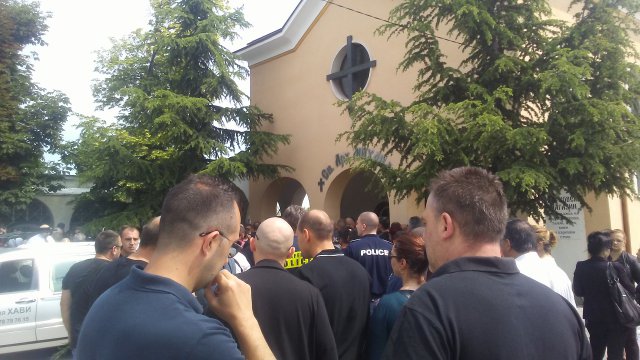 Изпращат с духов оркестър загиналия полицай Палазов