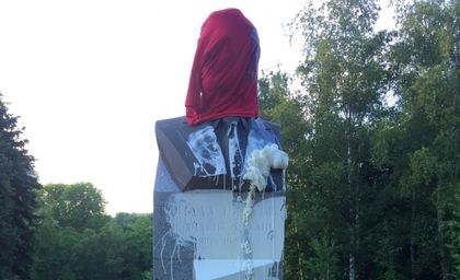Заляха с боя паметника на Рейгън в София, метнаха му червен парцал на главата
