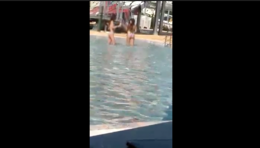 Абсурд в пловдивски акваленд и в нета! Непълнолетни момичета се дупят в басейна, а възмутен 