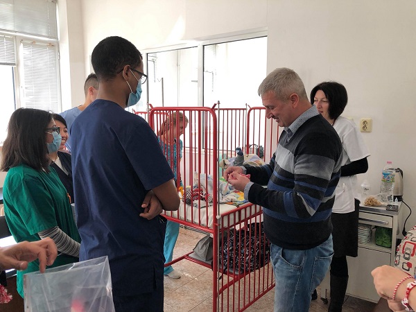 Народният представител Владислав Николов подари мартеници на жители на област Плевен
