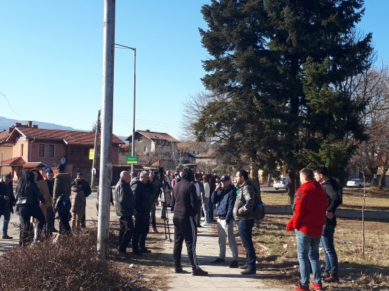 Кюстендил: Десетки хора се събират на импровизиран мирен протест в града с искане за повече спокойствие и сигурност