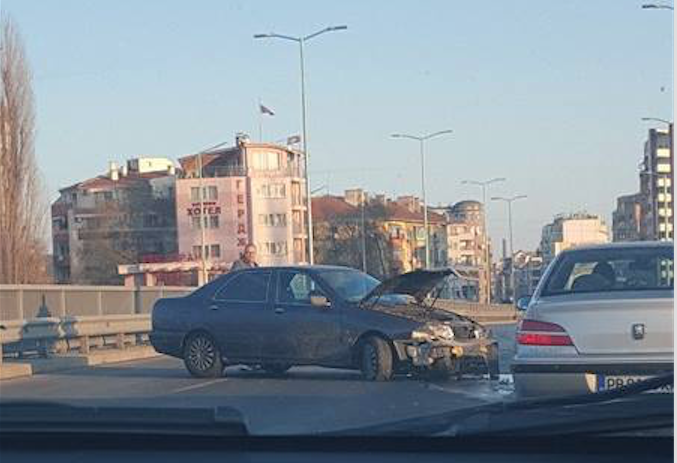 ВНИМАНИЕ: Автомобил се завъртя на моста на Герджика, разля литри масло