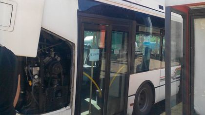 Автобус се запали на спирка до Тунела