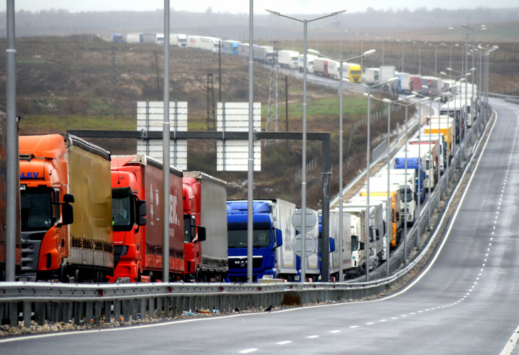 Голяма тесла: Нова директива на ЕК оставя над 100 000 български шофьори на камиони без работа