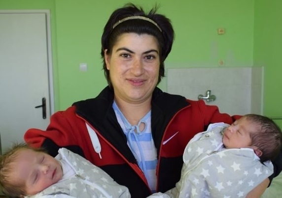Чудо! Жена роди неочаквано в дома си в Козлодуйско, а в болницата се появи и второ бебе
