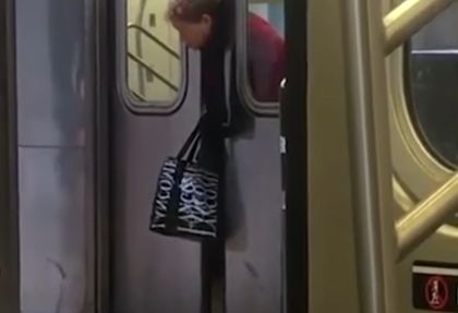 Ужас в метрото! Врата заклещи главата на жена, десетки гледат, никой не помага (ВИДЕО)