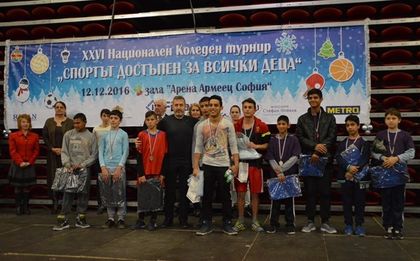 Коледен турнир зарадва с много спорт над 400 деца в риск