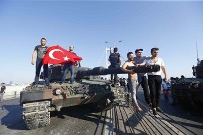 Сигнал за бунт на военни в Анкара отново извади хората на улицата