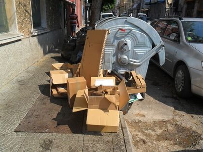 Масово се изхвърля покъщнина около съдовете за смет в Пловдив