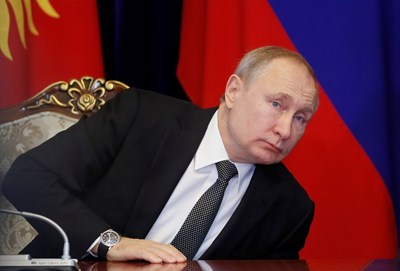 Двойка, протестирала срещу Путин, беше арестувана за подстрекаване към расизъм