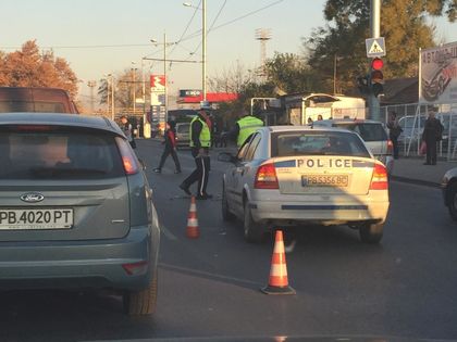 Тежка катастрофа в Пловдив! Моторист се наниза в кола (галерия)