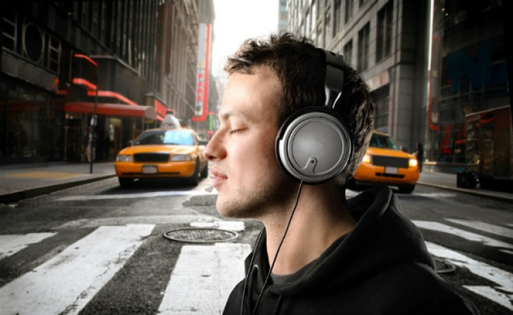 Учени изчислиха колко точно време на ден може да носите слушалки, за да не оглушеете. Всички любители на музиката трябва да знаят, че...