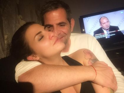 Скандални СНИМКИ: Деси Цонева се натиска с брата на Джамов, докато гледа ген. Радев