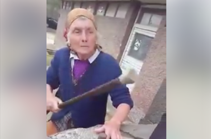 ВИДЕО 18+: Баба налетя с бастун на ученици, псува на майка