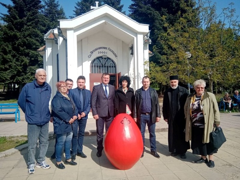 Варна: Голямо великденско яйце украси градинката пред параклис „Св. Преображение Господне” в район „Младост”